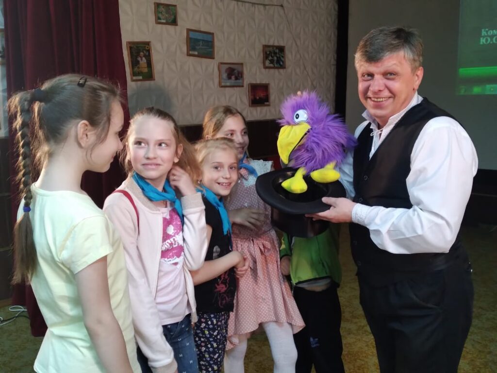 У обласному Центрі дитячої та юнацької творчості відчинені двері усіх творчих лабораторій та виставок для дітей пришкільних оздоровчих таборів міста Житомира