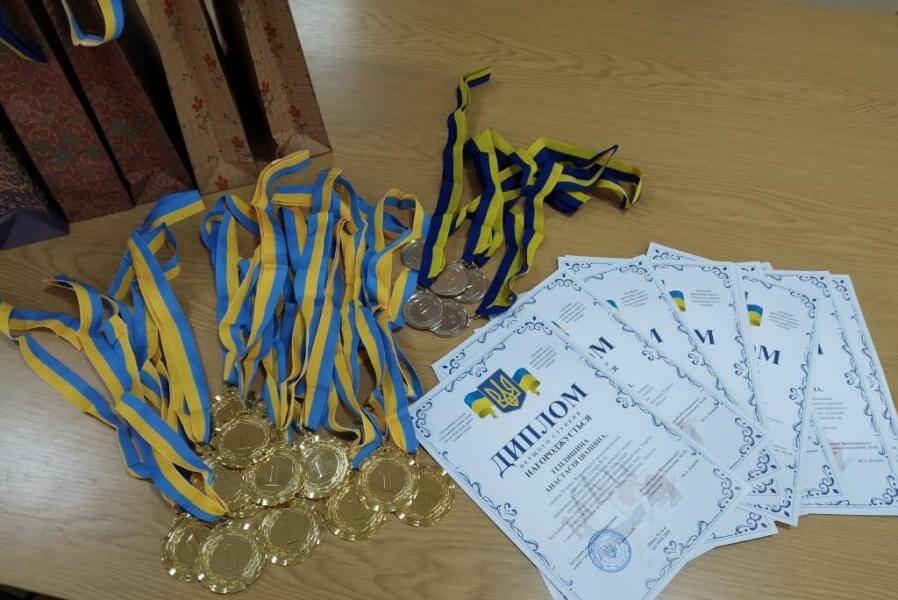 Нагороди переможців ІІ етапу Всеукраїнського конкурсу-захисту науково-дослідницьких робіт учнів-членів Житомирського територіального відділення Малої академії наук України